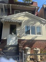 Excellent Single Family House in Woodhaven, featuring 6 Bedrooms, 2 Full Bathrooms Living/Dining, KItchen and a Full Finished walkout Basement.