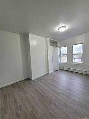 Follow on TikTok @hairo_matos This unit is located on Prospect Ave & E 165th St Sunlight 4 bedroom features new hardwood floors Unit has separate living room and renovated kitchen Includes heat and hot water Great location with transportation nearby. Bx16 Bus on the corner Located on the 2nd floor of a well kept house We are currently accepting applications with fast approvals Contact me to also inquire about my other listings SE HABLA ESPANOL