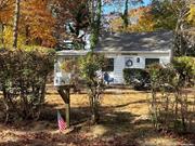 CUTE COTTAGE, GREAT FOR GARDENER OR SOMEONE WHO LIKES PRIVACY. UNDER 2 MILES TO SMITH HAVEN MALL, 11 MINUTES TO RONKONKOMA TRAIN STATION.