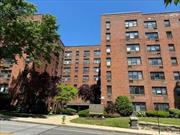 Spacious two bedroom, one bath apartment in the heart of White Plains.  Eat-in kitchen,  hardwood floors. Walk to all, train, city center, shopping. Common laundry on each floor. Parking available for an additional monthly fee.