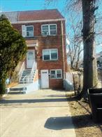 This is a two-family semi-attached house. On the first floor, there are two bedrooms, a kitchen, a living room, and a bathroom. On the second floor, there are two bedrooms, a kitchen, a living room, and a bathroom. Therefore, there are four bedrooms, two kitchens, two bathrooms, and two living rooms. It also has a cellar. It has both electric and gas stoves.