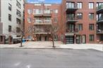 Woodside condo: Great location in a very quiet neighborhood. Two bedrooms, 1 full bath apartment on the fifth floor.