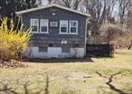 Cozy Ranch with 5 rooms 2 beds and 1 bath. Middle Country Schools