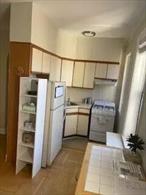 BRIGHTTOP FLOORHI CEILINGSHARDWOOD FLLORKINGSIZE BEDROOMPRE-WAR DECO BUILDINGCOURTYARDLAUNDRY ROOM IN BUILDING