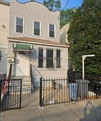 Large Back Yard, close to bus and train.