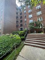 This well maintained one bedroom apartment features beautiful hardwood floors. Freshly painted, kitchen and bathroom newly renovated. Located in a convenient neighborhood minutes from public transportation, school, shopping. Great location.