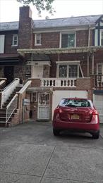 This property is in excellent condition, location near restaurants and transportation. The house has terraces to enjoy a bbq or simply the outdoor. The house is currently tenant occupied.