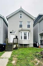 Available For Rent Immediately. Comfortable Three Bedroom, With One Full Bathroom. Located On The Second Floor, Updated Kitchen. Conveniently located to all Amenities public transportation, metro train station, Hospitals, Schools.