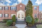 Bright and cozy 1-bedroom, 1-bathroom unit in the desirable Hollis Court community. Conveniently located near shopping and public transportation.Don&rsquo;t miss this fantastic opportunity!