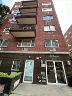 Location! Location! Location! Downtown flushing, close to everything.East-facing, filled with natural sunlight. Low common charges including gas, water and heat. Must see!