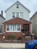 Welcome to this charming single family home featuring 3 spacious bedrooms and 2 full bathrooms. The home offers a well-maintained kitchen and an inviting layout with great overall appearance. Conveniently located just 3 blocks from the park, shopping, and public transportation, this property combines comfort and accessibility. A wonderful opportunity for anyone seeking a home in a prime location!