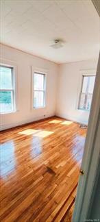 Huge 4 bedroom in a private home located in the quiet neighborhood of Pelham Parkway area of the bronx, at the cross streets of hone and lyding ave. Parking is available on the street that has no alternate parking. 2 and 5 trains less than 2 min walk. Programs HASA, NYCHA and EHV accepted.heat and hot water is included, Tenant pay electricity and cooking.