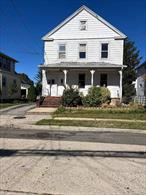 3 Bedroom apartment on 1st floor. Close to public transportation and local shops